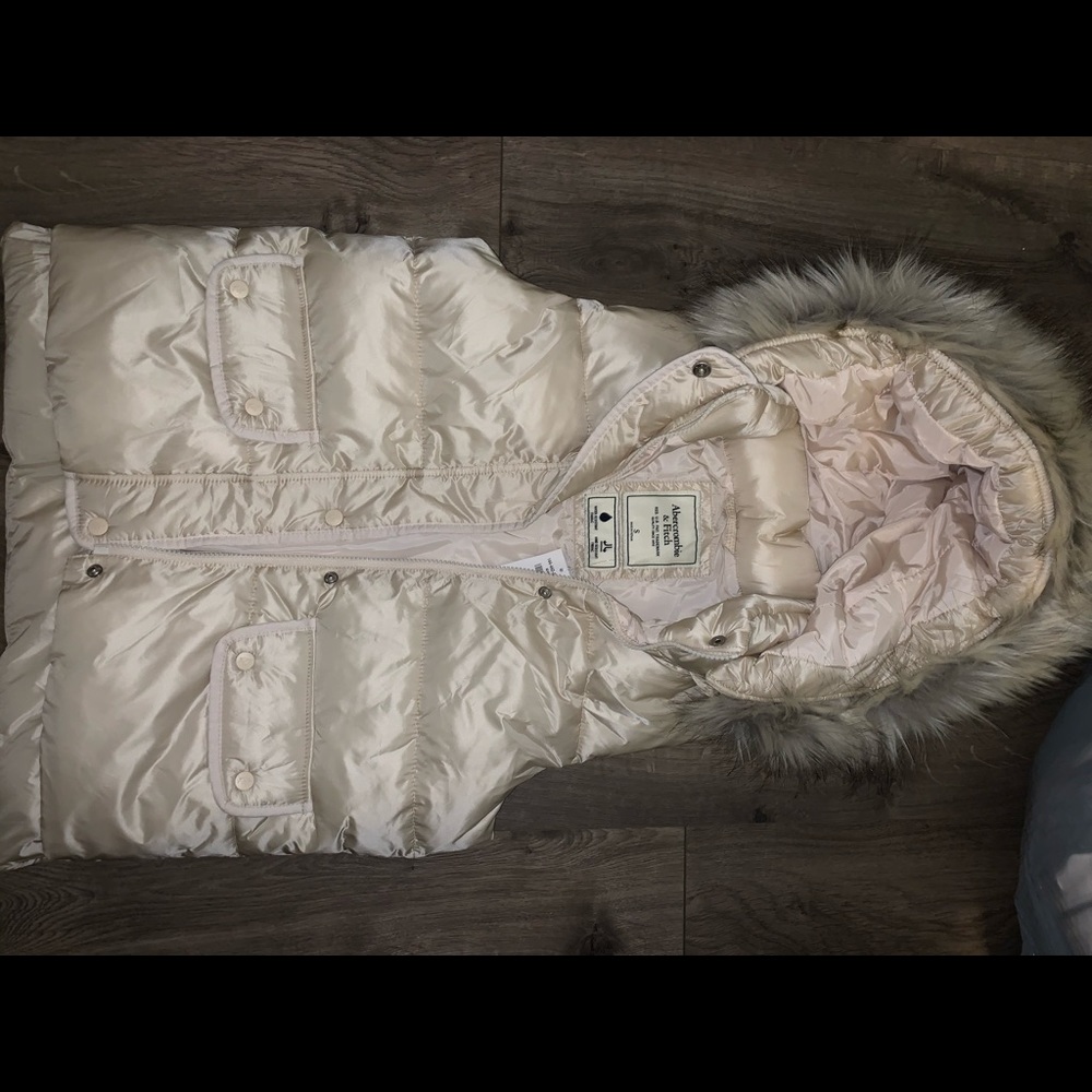 Abercrombie & Fitch cream colored snow puffer vest